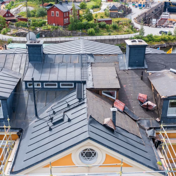 Plåttak på ett flerbostadshus, sett uppifrån